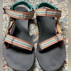 Tevas Original Universal size 7